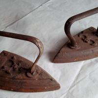 2 vecchi ferri da stiro in ferro pieno