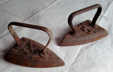 2 vecchi ferri da stiro in ferro pieno