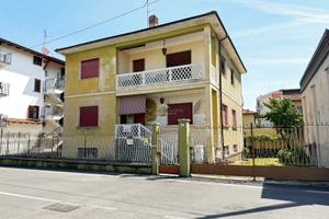 Ampia villa singola su più livelli con giardino
