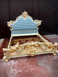 Letto laccato intagliato con angeli