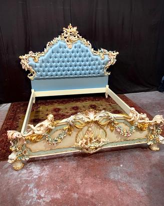 Letto laccato intagliato con angeli