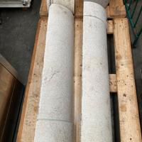 Camino in marmo bianco martellinato