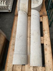 Camino in marmo bianco martellinato