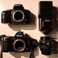 DUE FOTOCAMERE NIKON CON OBBIETTIVO