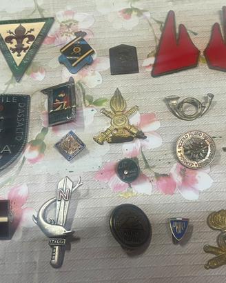 Lotto spille e dustintivi militari originali