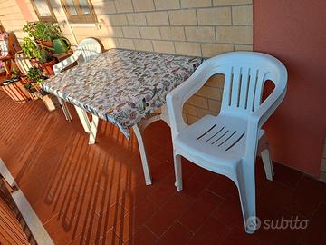 4 sedie e tavolo da esterno o giardino