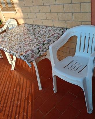 4 sedie e tavolo da esterno o giardino