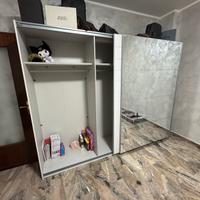 Armadio con ante scorrevoli