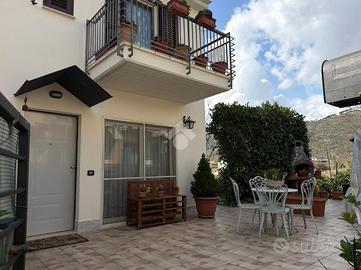 VILLA A SCHIERA A POZZILLI