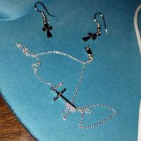 collana in argento con croce e orecchini