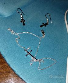 collana in argento con croce e orecchini