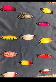 Set di 12 esche artificiali da pesca