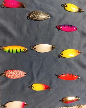 Set di 12 esche artificiali da pesca