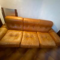 Divano divano di pelle c’è anche due  sedie