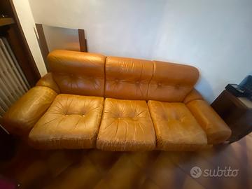 Divano divano di pelle c’è anche due  sedie