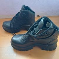 Scarponi tattici neri del marchio HAIX