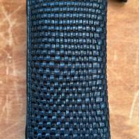 Portafoglio intrecciato a mano.