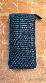 Portafoglio intrecciato a mano.