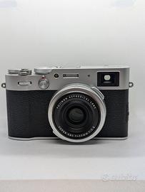 NUOVA Fujifilm X100V colore argento 2.000 scatti