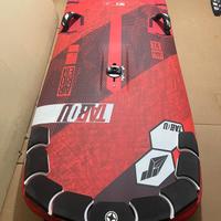 Materiale Windsurf: tavole, vele, alberi, boma ecc