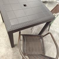 18 tavoli in plastica stile rattan più 70 sedie