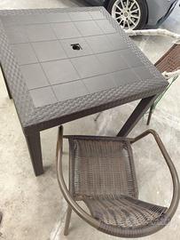 18 tavoli in plastica stile rattan più 70 sedie