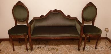 Divanetto con due sedie