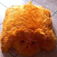 Cuscino arancione a pelo lungo a forma cane