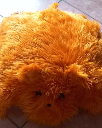 Cuscino arancione a pelo lungo a forma cane
