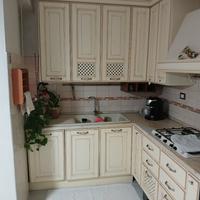 cucina con lavastoviglie 