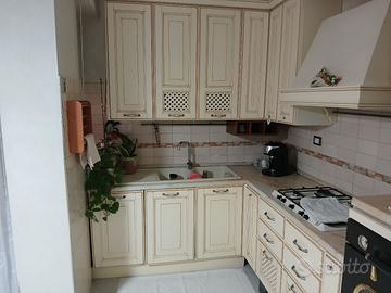 cucina con lavastoviglie 