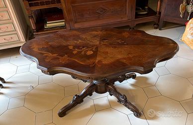Tavolino antico da salotto con piano sagomato