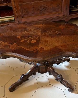 Tavolino antico da salotto con piano sagomato