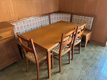 Tavolo con sedie e panca