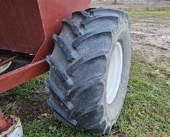 2 gomme con cerchio 540/65 R24