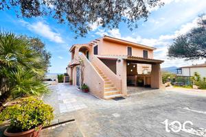 Villa indipendente con vista mare e golfo di Budon