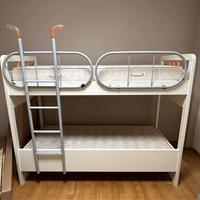 Letto a castello singolo in legno – scala e spondi