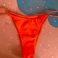 Costume arancione con anelli