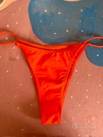 Costume arancione con anelli