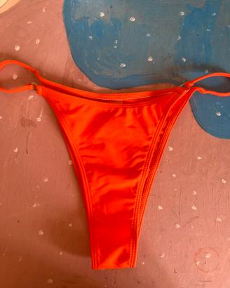 Costume arancione con anelli