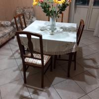 tavolo con sedie e parete attrezzata 