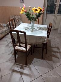 tavolo con sedie e parete attrezzata 