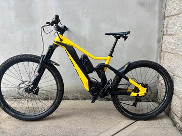 MTB elettrica full-carbon doppia batteria