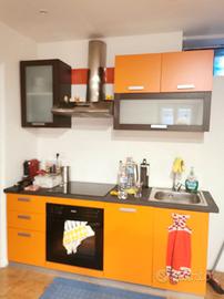 Cucina con piano cottura a induzione e forno