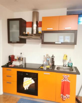 Cucina con piano cottura a induzione e forno