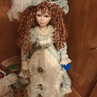 Bambola da collezione in porcellana.