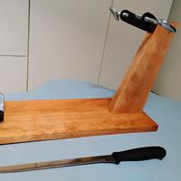 supporto in legno con con coltello per la preparaz