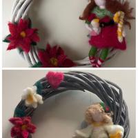 Decorazione ghirlanda di Natale con elfo e angelo