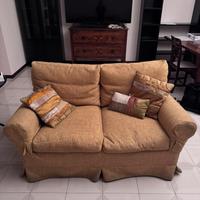 Divano 2 posti con rivestimento materico