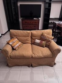 Divano 2 posti con rivestimento materico